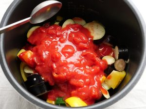 ズッキーニ、パプリカ、なす、トマト缶の上に酒をふりかけているところ