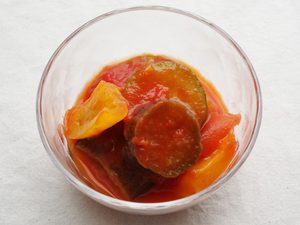 器に盛り付けたラタトゥイユ。トマトの色がしっかりなじんだ仕上がり