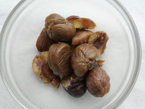 実をほぐした甘栗。ポタージュスープの材料