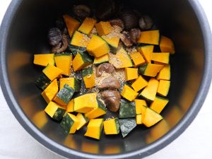 具材の上に顆粒コンソメをふりかけたところ