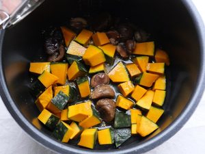具材の上から、水と酒の調味液をまわしかけたところ