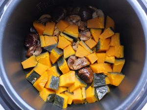 釜の中でほくほくに蒸し上がったかぼちゃと甘栗