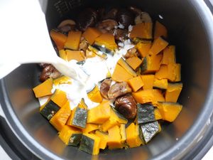 具材の上から牛乳を注いでいるところ