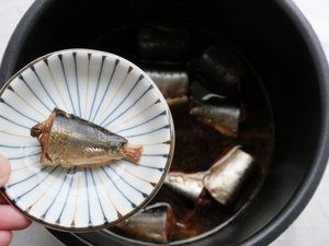 電気圧力鍋から、いわしを一切れ、小皿に取り出したところ