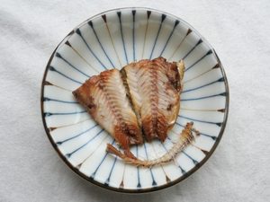 60分加圧後、半分に開いたいわしと取り出した骨。骨にはまだ張りがある様子