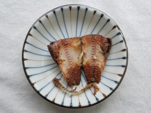 合計65分加圧後、半分に開いたいわしと取り出した骨。骨が曲がり、ややほろっとした様子