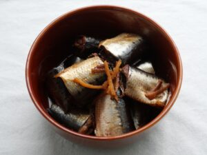 器に盛り付けたいわしのさっぱり煮。煮汁のしみた生姜と照りのあるいわし